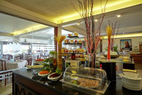 um buffet num restaurante com comida no balcão em Coral Sands Hotel em Hikkaduwa