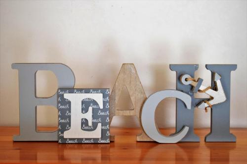 a sign for the word rave sitting on a wooden floor at Casa Bedda in Agnone Bagni
