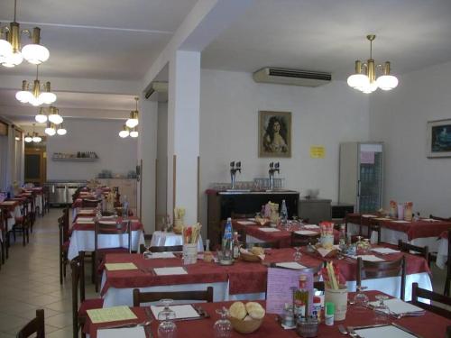 Hotel Liliana tesisinde bir restoran veya yemek mekanı