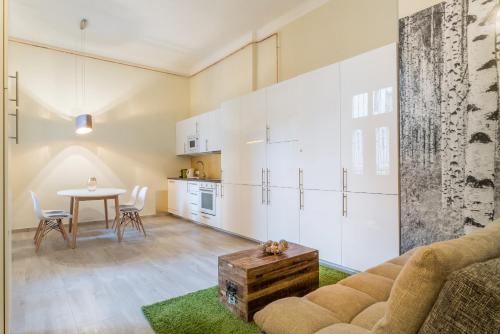 ブダペストにあるK11 Exclusive Apartment at Szimplaのリビングルーム(ソファ、テーブル付)