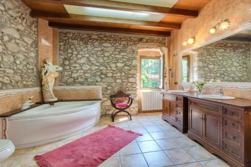 a bathroom with a tub and a toilet and a sink at Flateli Anglès in Anglés