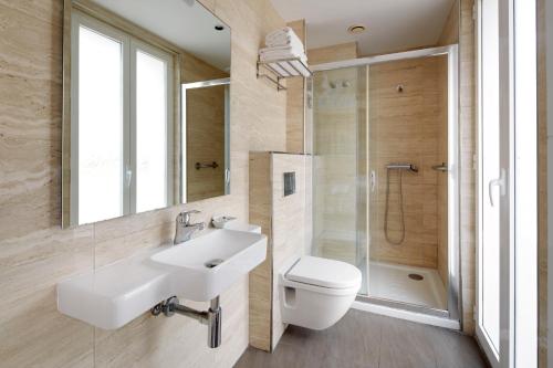 La salle de bains est pourvue d'un lavabo, de toilettes et d'une douche. dans l'établissement Hotel Olatu, à Zarautz