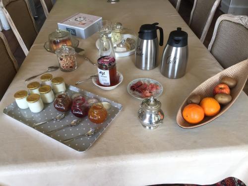 una mesa con algo de comida y bebidas en ella en Château de Perpezat, en Apchat