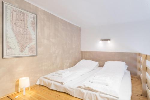 ブダペストにあるKingstreet 99の壁に地図が貼られた部屋のベッド1台分です。
