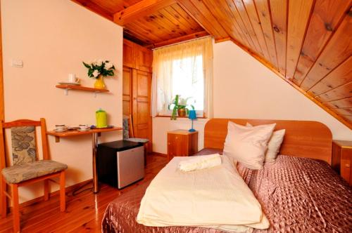 Un pat sau paturi într-o cameră la Błękit