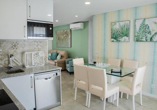 a kitchen and dining room with a table and chairs at Real Holidays Nazaré in Nazaré