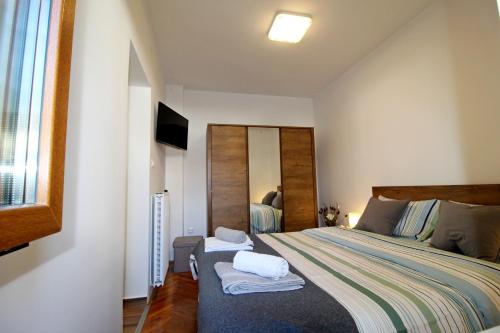 una camera da letto con un letto grande e uno specchio di App Sorgo a Novigrad Istria