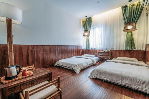 Un ou plusieurs lits dans un hébergement de l'établissement Chengdu Flipflop Hostel - Right Next To Taikooli & Metro - Chill & Social Rooftop Garden Bar - Free Activities - Friendly English Speaking Staff - Tibet, Panda, Buddha & Snow Mountain Tours