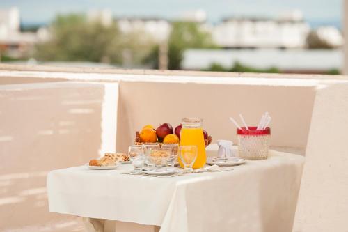 a table with a tray of fruit and drinks on it at Gran Hotel San Luis in San Luis