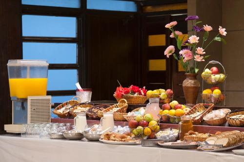 a buffet of food on a table with bread and fruit at Gran Hotel San Luis in San Luis