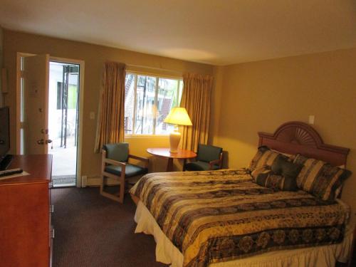 Un pat sau paturi într-o cameră la The Lake George Inn
