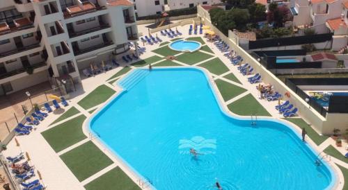 阿爾布費拉的住宿－Appartement piscine Albufeira 205C，大楼内大型游泳池的顶部景色