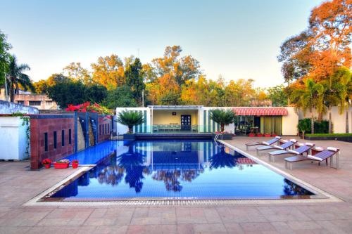 The swimming pool at or close to Chanakya Bnr Hotel