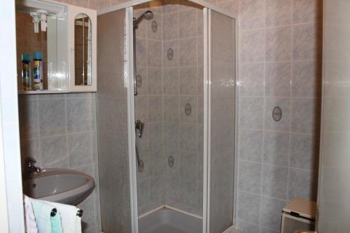 ザラカロシュにあるOrwa apartmanok - Fenyőfa közのバスルーム(シャワー、シンク付)