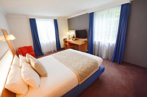 En eller flere senge i et værelse på Stifford Hall Hotel Thurrock