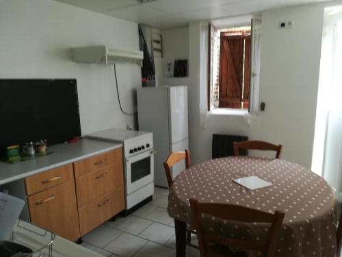 une petite cuisine avec une table et une salle à manger dans l'établissement Chez Jeanne, à Morée