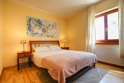 een slaapkamer met een groot bed en een raam bij Casa Rafael 1 in Novigrad Istria