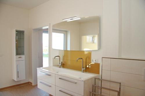 Kehrwieder No5 في هايليغنهافن: حمام مزود بحوض ومِرآة