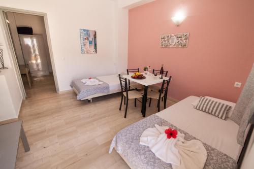 salon ze stołem i jadalnią w obiekcie Vasilakis Studios & Apartments w mieście Stalida