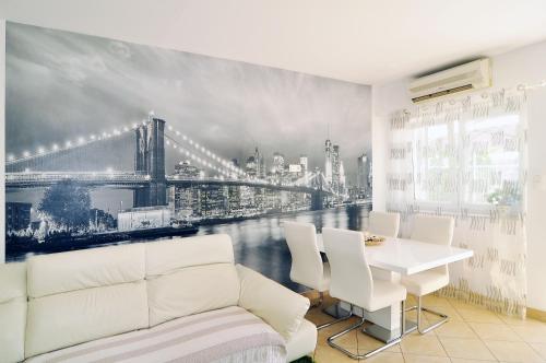 una sala de estar con un mural de un puente en la pared en Apartment Babic, en Split