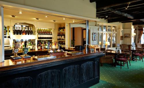 Area lounge atau bar di Roebuck by Greene King Inns