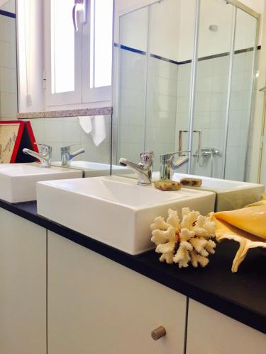 a bathroom with a white sink and a mirror at BS Villas Porto in Porto