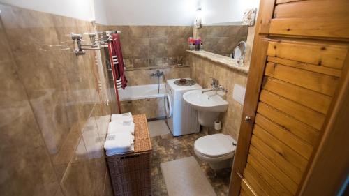 Kúpeľňa v ubytovaní Family Apartment - w cenie 4 rowery, plaża, łódka wiosłowa, kajak, rower wodny