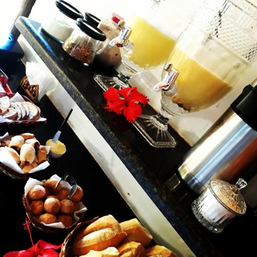 een tafel gevuld met verschillende soorten gebak en dranken bij Pousada Corais Do Sul in Caraíva