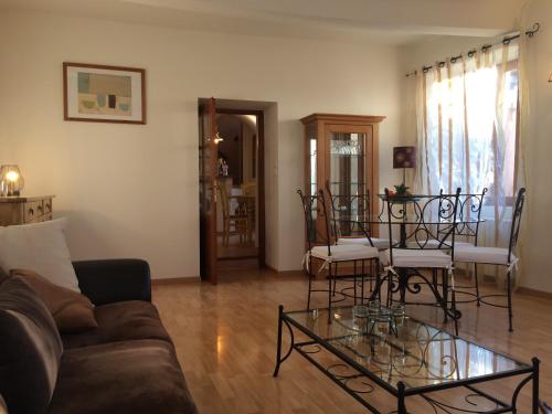 un salon avec un canapé, une table et des chaises dans l'établissement La Maison de Valentine, à Jarjayes