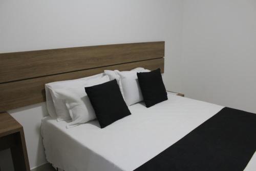 Een bed of bedden in een kamer bij Hotel Irmãos Vaz Br 116 - Entronc. De Jaguaquara