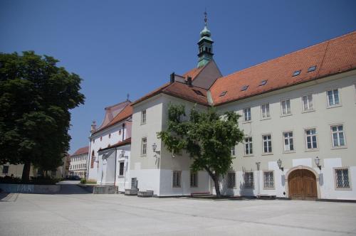 Apartments S&A