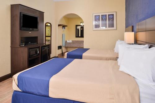 Americas Best Value Inn Medical Center Downtown tesisinde bir odada yatak veya yataklar