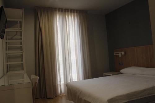 Postel nebo postele na pokoji v ubytování Hostal Universitat