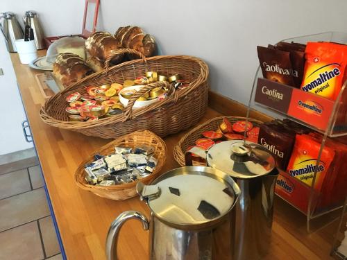 um balcão de cozinha com cestos de comida e uma chaleira para chá em Swiss Hostel Lago Lodge em Biel