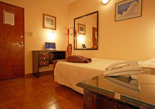 Säng eller sängar i ett rum på Costa Azul Hotel