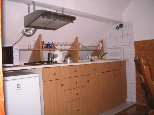 małą kuchnię ze zlewem i kuchenką w obiekcie Burg Eger w Egerze