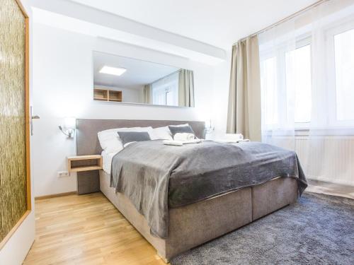 ウィーンにあるSKY9 Apartments Margaretenのベッドルーム(大型ベッド1台、大きな窓付)
