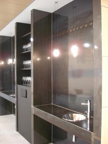 a bathroom with a sink and a glass wall at Hotel Bodega Pago del Vicario in Las Casas