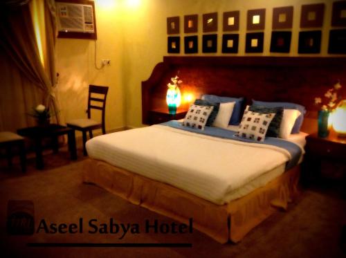 Una cama o camas en una habitación de Aseel Hotel Apartment