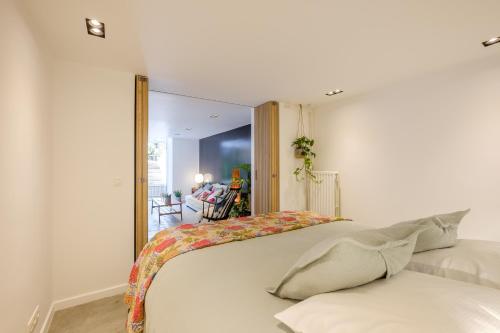 Schlafzimmer mit einem Bett und einem Spiegel in der Unterkunft 1bd apartment with garden Brugmann area in Brüssel