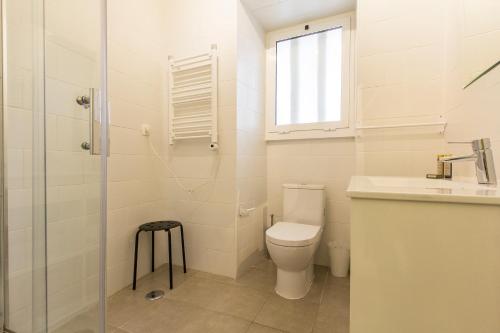 La salle de bains est pourvue de toilettes, d'un lavabo et d'une douche. dans l'établissement Alfama Tailor Made Green House With a View #2, à Lisbonne
