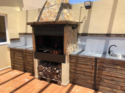 una cocina con chimenea en el centro de una cocina en Villa Oliva Fuerteventura, en Tuineje