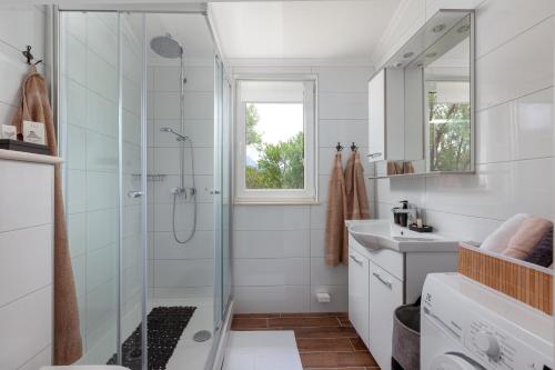 Ванна кімната в Kvasina Apartments