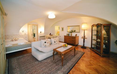 札格雷布的住宿－Baroque，客厅配有沙发和桌子