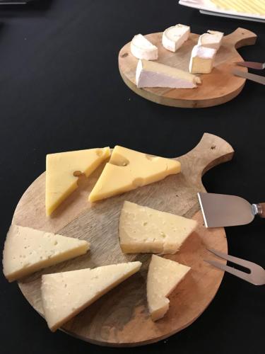 菲格拉斯邦雷腾酒店的两块木制砧板，上面放着奶酪和一把刀