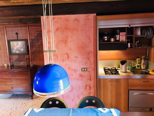 un casque bleu suspendu au plafond dans une cuisine dans l'établissement Penthouse Of Venice, à Venise
