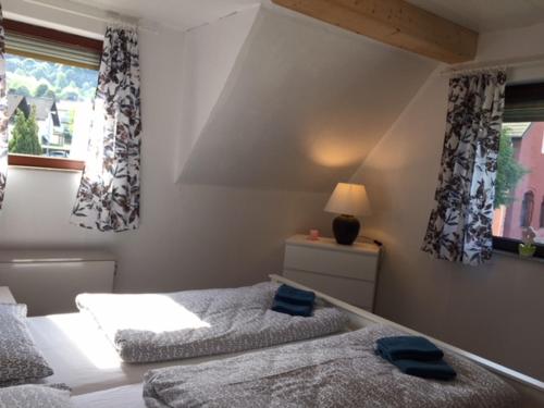 Un pat sau paturi într-o cameră la FeWo Haus Emma OG
