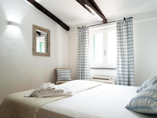 1 dormitorio con cama y ventana en Villa del Sogno en Parghelia