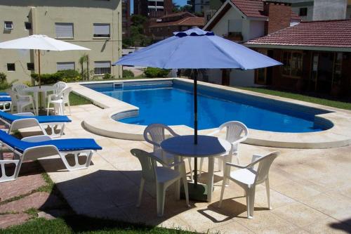 ビージャ・ヘセルにあるSaint Florentin Frente Al Marのプールサイドのテーブルと椅子