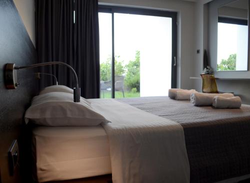 Un ou plusieurs lits dans un hébergement de l'établissement Megara Hotel